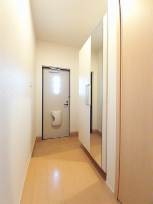 【玄関】 | エミール | 明るい玄関です