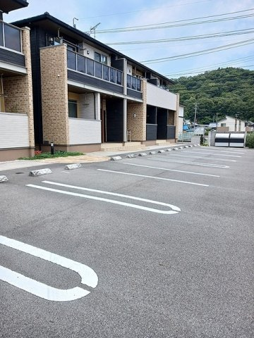 ルーチェ　ソラーレＢの駐車場|車をお持ちの方に嬉しい駐車場付きの物件です