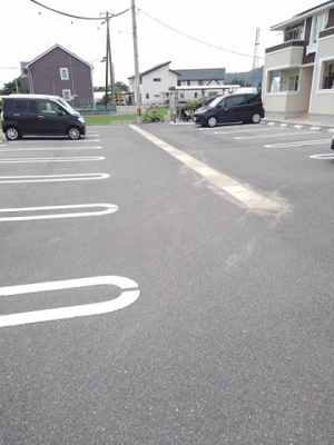 【駐車場】 | ベルシャトレ | 駐車場に車を止められます