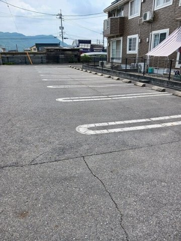 サンライズＴ　Ｅ棟の駐車場|車をお持ちの方に嬉しい駐車場付きの物件です