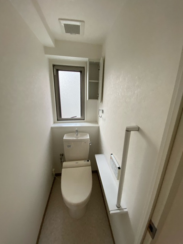 温水洗浄便座付きのトイレです♪