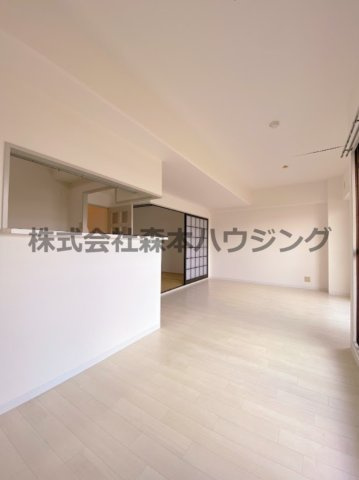 【居間・リビング】 | 　住道ファーストハイツ | こちらのリビングで趣味の時間をお楽しみください