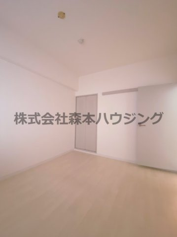 【寝室】 | 　住道ファーストハイツ | 落ち着いて過ごせるお部屋なので、寝室にいかがでしょうか