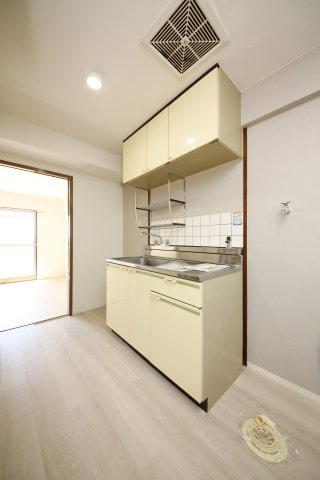 サンライフ有楽のキッチン|別部屋同間取りのお写真となります。参考にご覧くださいませ。