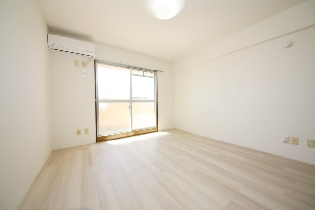 サンライフ有楽の洋室|別部屋同間取りのお写真となります。参考にご覧くださいませ。