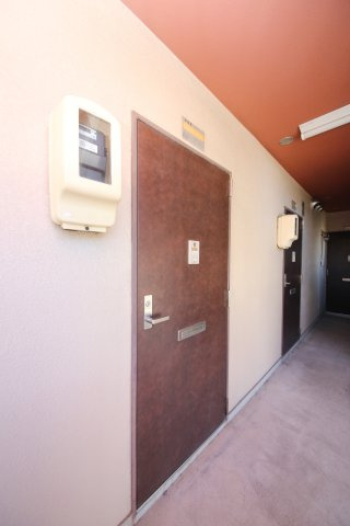 サンライフ有楽の玄関|別部屋同間取りのお写真となります。参考にご覧くださいませ。