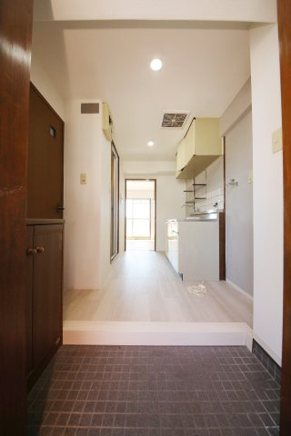 サンライフ有楽の玄関|別部屋同間取りのお写真となります。参考にご覧くださいませ。
