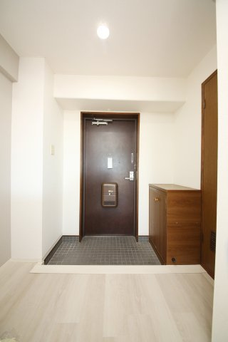 サンライフ有楽の玄関|別部屋同間取りのお写真となります。参考にご覧くださいませ。
