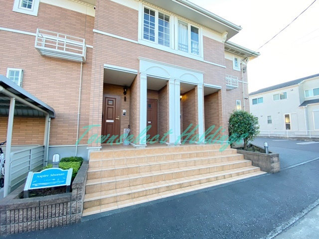 茅ヶ崎市小和田３丁目のアパートのエントランス