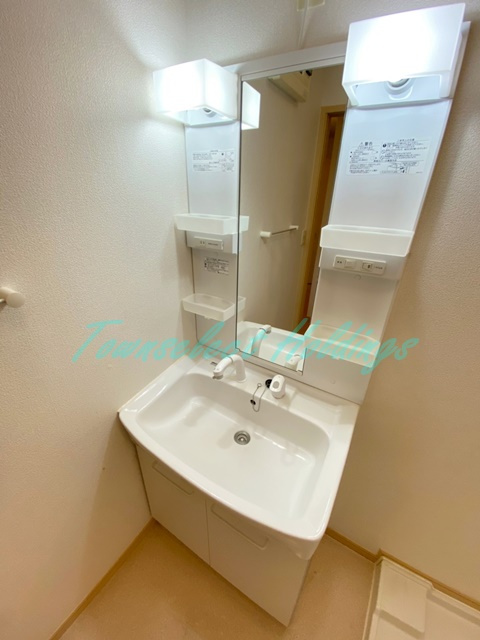 茅ヶ崎市小和田３丁目のアパートの洗面所