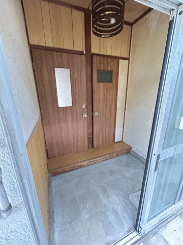 富田林市山中田アパートの玄関