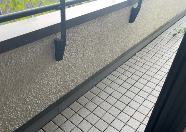 【バルコニー】 | 南面に配置されたワイドバルコニーは陽当たりと風通しが良好な空間です。お洗濯物を一度にたくさん干すことができ、日差しをたっぷり浴びてカラッと乾きます。布団などの大きめの洗濯物干しにも便利です。