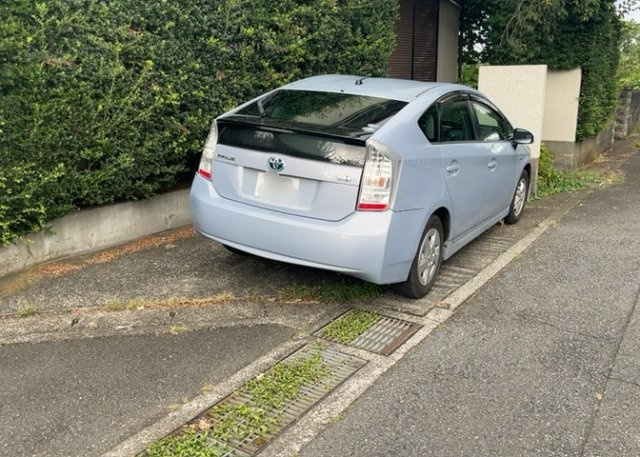 【駐車場】 | 敷地内には自家用車をスムーズに停められるカーススペースが確保されています。平面駐車場のため出し入れもしやすく、重いお買い物袋を車からお部屋へ運ぶ際にも大変便利な動線となっております。