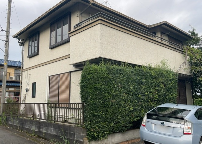 【外観】 | 建物面積１３３．６３平米の木造・軽量鉄骨造２階建て中古一戸建てです。４ＬＤＫのゆとりある間取り設計で、ファミリーでの生活に最適。日当たりの良い南西向きで暖かな暮らしを実現できます。