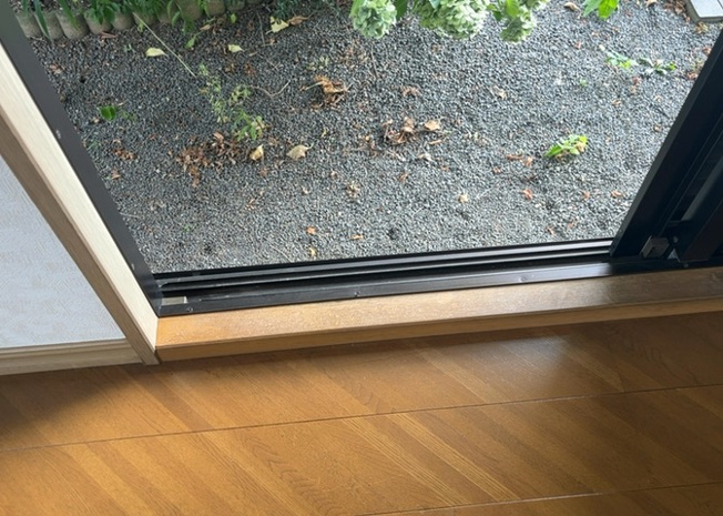 【内装】 | １階には９．７帖の広々とした和室が配置されています。畳の香りに包まれて落ち着ける空間となっており、来客時の客間としてはもちろん、お子様のお昼寝やご家族の寛ぎのスペースとしても大活躍します。