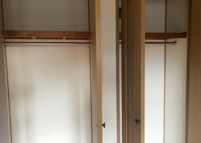 【収納】 | 衣装や季節の大型荷物もひとまとめに収容できる大型収納スペースです。衣類が見渡しやすく取り出しやすい設計となっており、お部屋の中に余計な家具を置かずに広々とした住空間をキープできます。