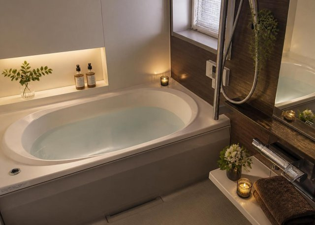 【浴室】 | バス・トイレ別の独立した浴室には換気に便利な窓が備わっています。湿気がこもりにくく清潔な環境を保ちやすい設計です。一日の疲れをじんわりと癒やしてくれるリラックスできるバスタイムを過ごせます。