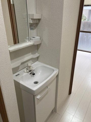 シャトレ吉祥寺の洗面所|ゆったりとスペースのある洗面所