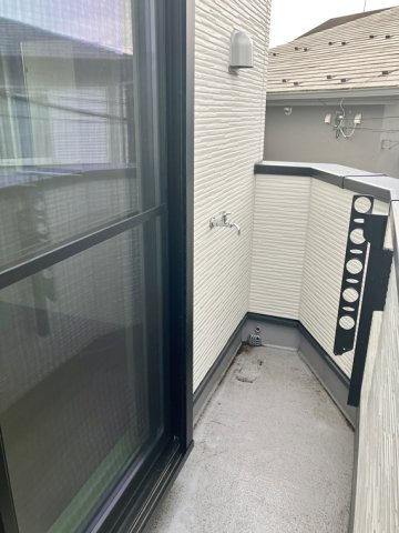 成田東戸建のバルコニー|外からの目が気にならないバルコニーで洗濯物が干せます