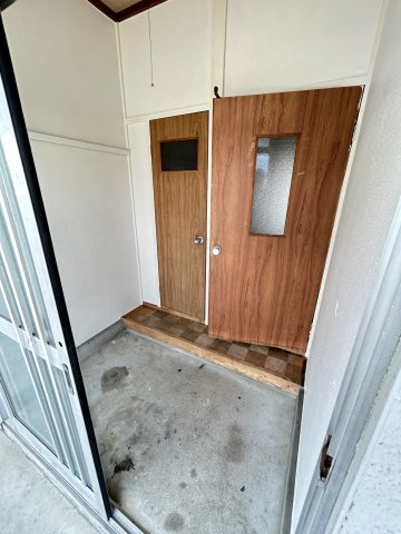 富田林市山中田アパートの玄関