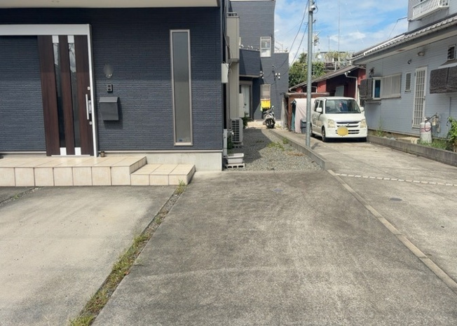 【設備】 | 敷地内に散水栓や立水栓があると便利です。水道水を直接利用できるため、水を運ぶ手間を省くことが出来ます。大量の水を必要とする洗車作業や清掃などに役立ちます。その他設備とあわせて、現地でご確認ください。