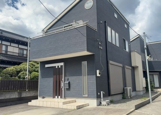 【外観】 | 隣家の土地はどうなっているのか、生活利便施設が近くにあるのか、学校まで近いかなど、お客様のライフスタイルにあわせたイメージが重要です。また、近くにあると困る施設が近くにないかも確認するといいでしょう。