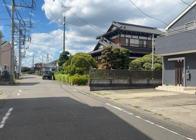 【前面道路含む現地写真】 | 東側道路の場合は居室を南向きに設計しやすいため、朝日が入りやすいというメリットがあります。一方、西側道路も東側同様に居室を南向きに設計しやすいのですが、住宅地だと朝日が入りにくいという弱点があります。