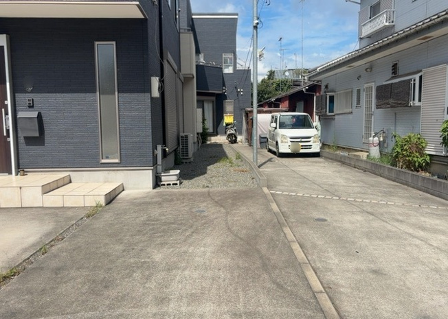 【庭】 | 庭のある家に住むことのメリットとして、子どもたちの遊び場を確保できること、ガーデニングや家庭菜園を楽しめること、明るさを確保できることがあります。また、配置を工夫することでプライバシーが確保できます。
