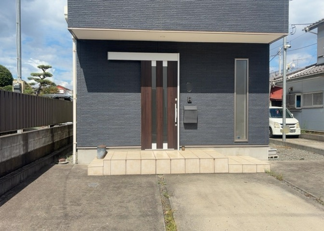 【玄関】 | 玄関は家の顔と言っても過言ではありません。現地を見学する際は玄関の広さや全体のバランスなどを見てみるといいでしょう。一般的なアプローチのしやすさだけではなく、お年寄りにも優しい設計のものだと安心です。