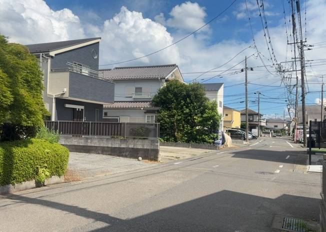 【前面道路含む現地写真】 | 住宅用の土地では前面道路に2m以上接していなければならないと法律で定められています。しかし、お持ちの車のサイズやライフスタイルなどにより、2mでは利便が悪い場合もございますので、事前に確認しましょう。