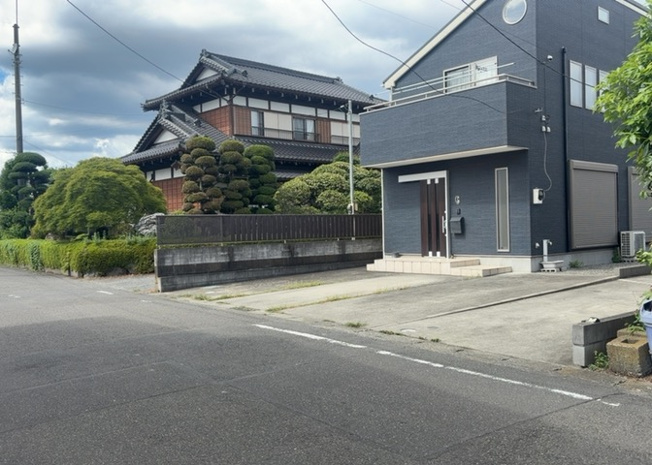 【前面道路含む現地写真】 | 道幅が広い場所は日当たりや風通が良好です。幅が広いのですれ違いも可能ですし大きな車でも駐車可能！一方で、大型車が通ることも多くなるため交通量の増加により騒音に繋がります。また土地の値段が高くなります。