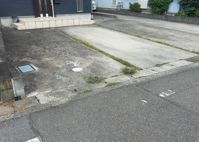 【駐車場】 | 駐車場と明記されていても、最小スペースでつくられた駐車場だと大型車は駐車できなかったり、出入りしにくくなったりする可能性があります。お車のサイズと購入したい物件の駐車場のサイズを現地で確認しましょう。