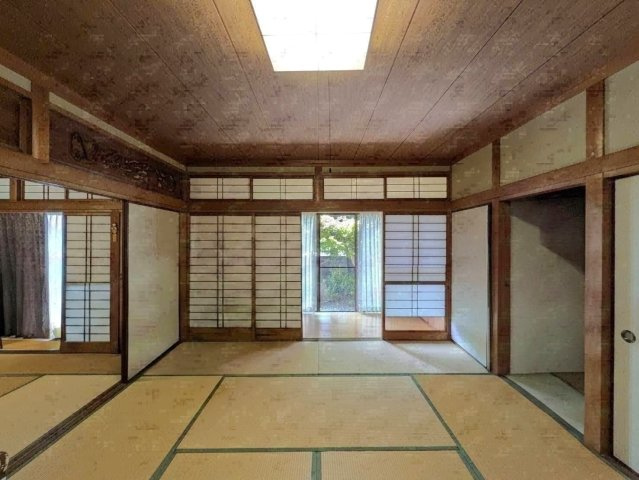 岡山市南区藤田 中古住宅の和室|◆西側和室10畳です。居室としてだけでなくお子様の遊び場など活用方法が多数ございます。