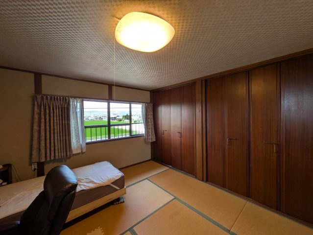 岡山市南区藤田 中古住宅の和室|◆2階和室10帖は家具を置いても窮屈さを感じない空間です。