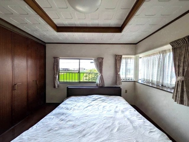 岡山市南区藤田 中古住宅の洋室|◆2階西側洋室8.0畳は主寝室にもおすすめ！2面採光で日当たりも良好です。