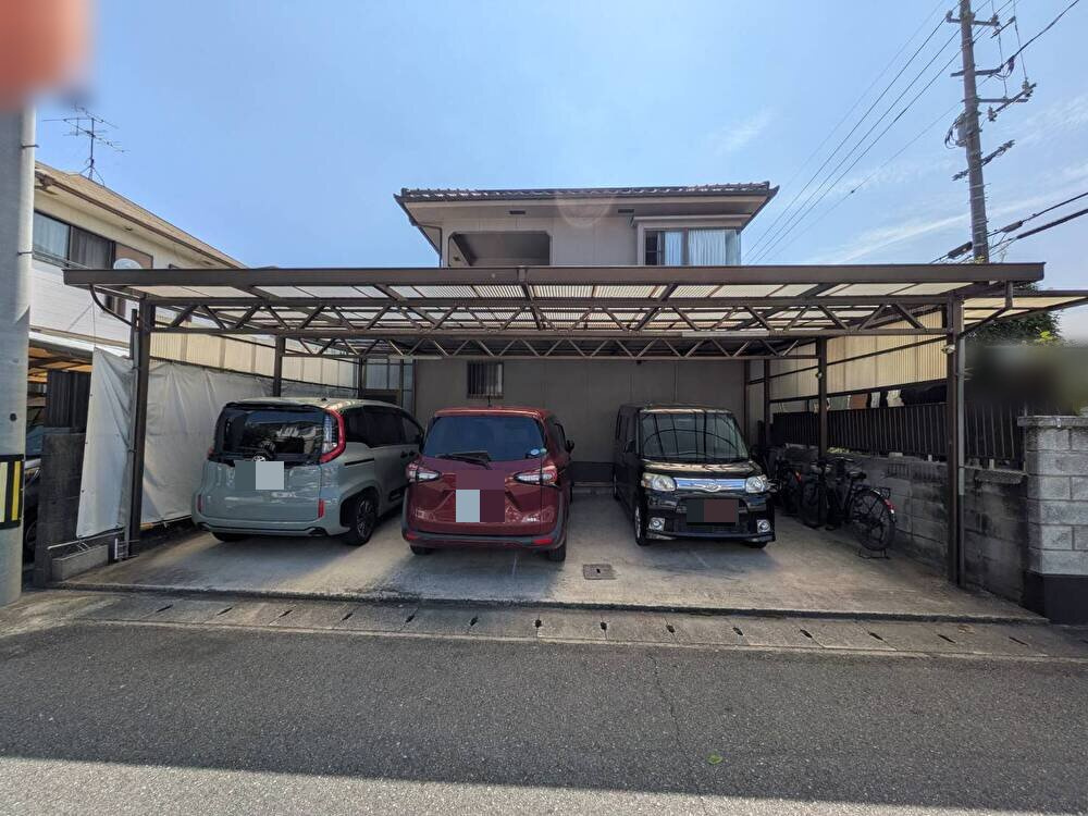岡山市南区藤田 中古住宅の駐車場|◆駐車スペースは並列3台＋1台分可能です。