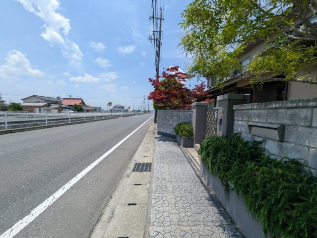 岡山市南区藤田 中古住宅の前面道路含む現地写真|◆南側前面道路の幅員はゆったり7.0ｍです。