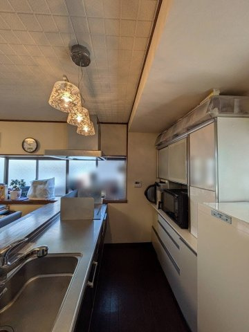 岡山市南区藤田 中古住宅のキッチン|◆フラットタイプでお手入れがしやすいIH付システムキッチンです。収納豊富で家事導線もスムーズです。