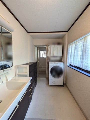 岡山市南区藤田 中古住宅の脱衣所|◆大きな洗面化粧台でより快適に身支度を整えられます。洗面室自体に十分な広さがあるのでご利用時間が重なっても窮屈さを感じません！