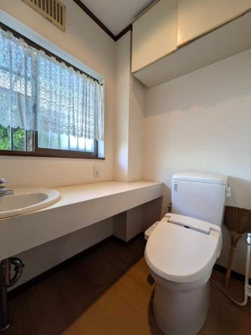 岡山市南区藤田 中古住宅のトイレ|◆1階トイレは便利な手洗い器付き！2階にもトイレがございますので忙しい朝や夜中の移動も安心ですね。