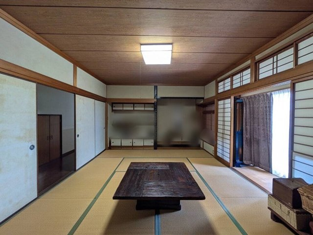岡山市南区藤田 中古住宅の和室|◆1階東側和室10帖です。襖を開放すると20帖もの空間に早変わり！