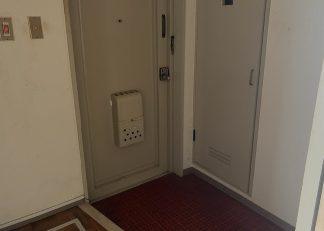 【玄関】 | エクレール相模原 | 玄関は家の顔でもあり、家族以外の目にも止まる場所です。玄関は外との間を仕切る扉、靴などをしまっておく収納スペース、靴脱ぎのたたきスペース、来客とのやり取りをするドアホンなど複数のアイテムからなります。