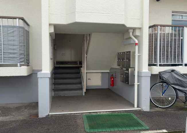 【エントランス】 | エクレール相模原 | マンションのエントランスには、もともと風よけや防犯の役割がありますが、マンションによって宅配ボックスなどの設備が備わっている所もあります。日々の生活をイメージしながら生活しやすさをチェックしましょう。