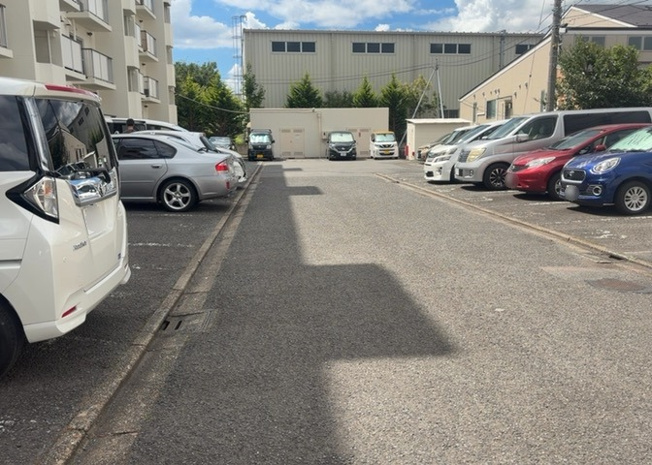 【駐車場】 | エクレール相模原 | 車一台あたりに必要なスペースは、標準サイズの普通自動車で横幅2m50cm、長さ5mは必要になります。ただし、乗降のことも考慮して横幅3m30cm、長さ5m50cmほどは確保できるところを選びましょう。