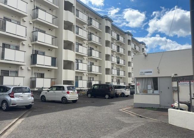 【中庭】 | エクレール相模原 | 中庭（パティオ）とは、一つの建築物の内部に設けられた、壁などで囲われている庭のことを指します。コの字型、ロの字型が主流ですが、L字型の中庭もあります。最近では、インテリア性の高さからも人気があります。