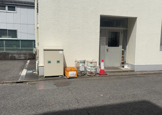 【設備】 | エクレール相模原 | 共有部分は、住民なら誰もが使える設備のこと。例えば駐車場やエレベーター、インターネット設備、セキュリティ設備などがあります。他にも、マンションの廊下・外部階段やエントランス・ゴミ置き場などがあります。