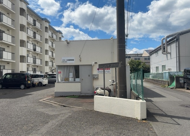 【受付】 | エクレール相模原 | 受付はマンションコンシェルジュがいる場合もあれば、管理人が滞在する小部屋を総称して呼ぶことがあります。主にエントランスに設置されていることから、防犯面でも期待ができます。防犯設備がない場合はより安心！