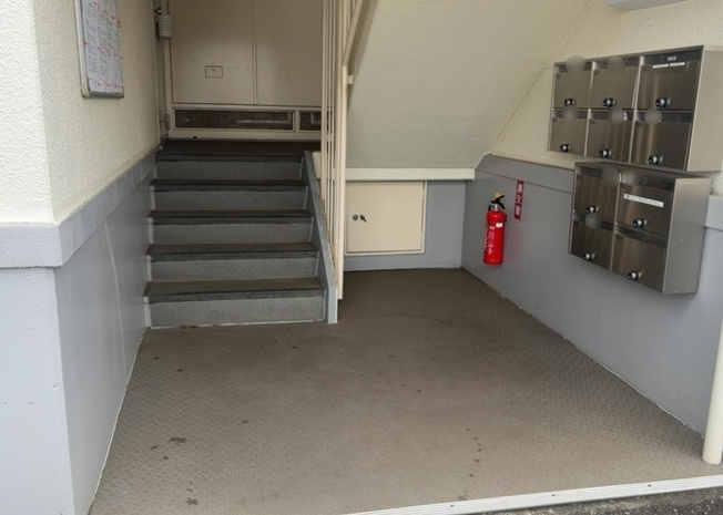 【ロビー】 | エクレール相模原 | ロビーというと、エントランスと何がちがうの？と思いますよね。実はロビーとエントランスには明確な決まりはありません。物件によっては、エントランスを入って広がるある程度の広さのある空間がロビーとなります。