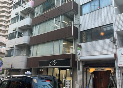 【外観】 | サンウッド町田 | 家を建てる場合、方位は要チェックです。現実的に日当たりのよい家ならばリビングは南側、建築基準法でも北側に当たる家への配慮は求められています。土地を見学に行く際は、方位磁針を持って行くようにしましょう。