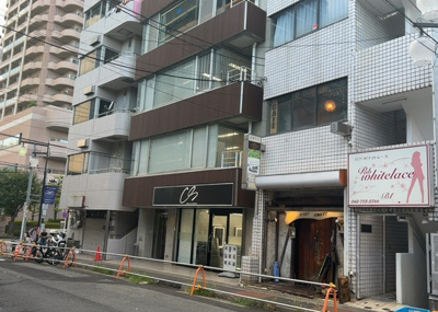 【外観】 | サンウッド町田 | 現地に行くなら、物件の周囲の地形がどうなっているかを見ることも大切です。周辺より低くなっている土地では、大雨などで水が集まりやすいため、地盤が弱くなっているということも考えられるため、注意が必要です。